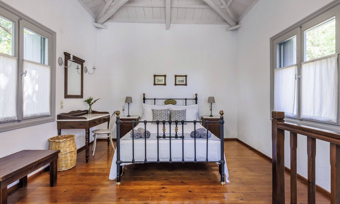 Daphne Tree Cottage — two-storey cottage with private pool and valley views