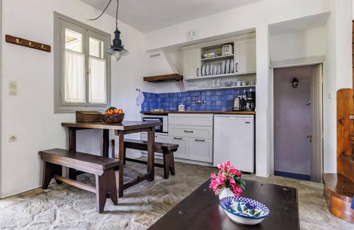 Daphne Tree Cottage kitchen and dining