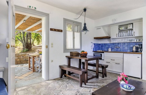 Daphne Tree Cottage bedroom with veranda