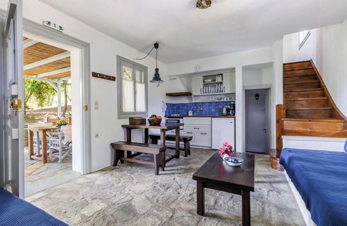 Daphne Tree Cottage terrace and valley views