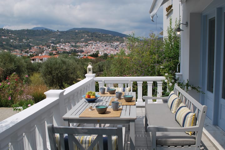 Enastron Guesthouse — spacious apartment in Skopelos Town