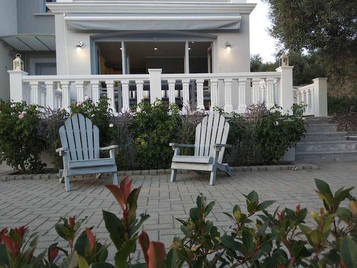 Enastron Guesthouse kitchen and dining