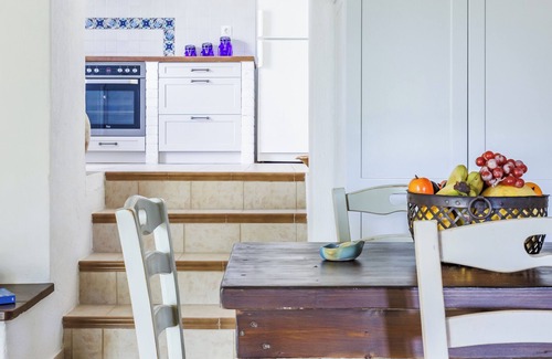 Mulberry Tree Cottage bedroom with platform bed
